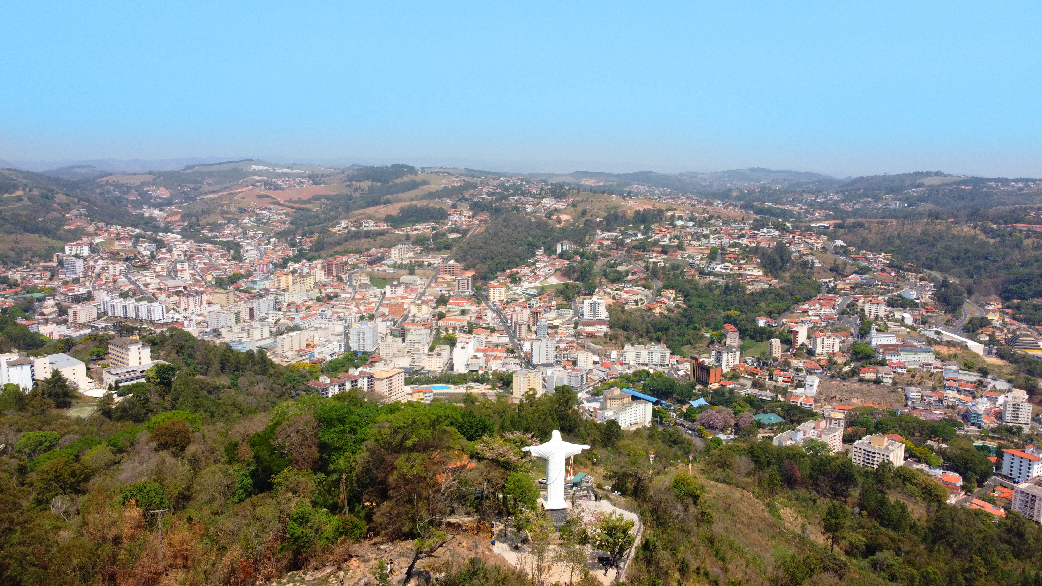 Vista de Serra Negra, SP, com o Cristo Redentor em primeiro plano
